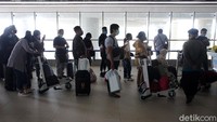 Antrean penumpang yang akan rapid test antigen dibagi menjadi dua baris.