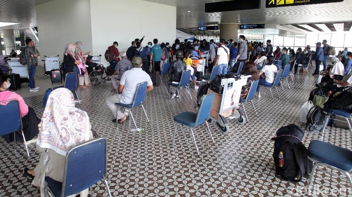 Ratusan calon penumpang mengantre untuk rapid tes antigen di Bandara Internasional Yogyakarta atau Yogyakarta International Airport (YIA), Kulonprogo, Yogyakarta, Rabu (23/12/2020). Pelayanan dibuka setiap hari mulai pukul 06.00 WIB hingga pukul 18.00 WIB. Bagi masyarakat yang ingin menggunakan layanan rapid test antigen akan dipatok seharga Rp 170 ribu. Sementara untuk rapid test antibody seharga Rp 85 ribu.