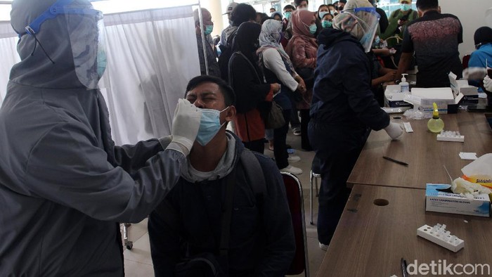 Ratusan calon penumpang mengantre untuk rapid tes antigen di Bandara Internasional Yogyakarta atau Yogyakarta International Airport (YIA), Kulonprogo, Yogyakarta, Rabu (23/12/2020). Pelayanan dibuka setiap hari mulai pukul 06.00 WIB hingga pukul 18.00 WIB. Bagi masyarakat yang ingin menggunakan layanan rapid test antigen akan dipatok seharga Rp 170 ribu. Sementara untuk rapid test antibody seharga Rp 85 ribu.