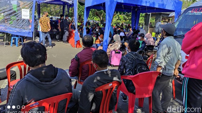 Antrian layanan rapid antigen di Bandara Juanda masih terjadi. Dikarenakan hasil rapid antigen merupakan syarat utama bagi masyarakat yang akan menggunakan jasa penerbangan.
