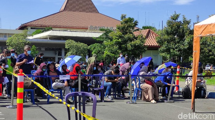 Antrian layanan rapid antigen di Bandara Juanda masih terjadi. Dikarenakan hasil rapid antigen merupakan syarat utama bagi masyarakat yang akan menggunakan jasa penerbangan.