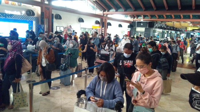 Antrean penumpang di Bandara Soekarno-Hatta (Foto: Adhyasta Dirgantara/detikcom)