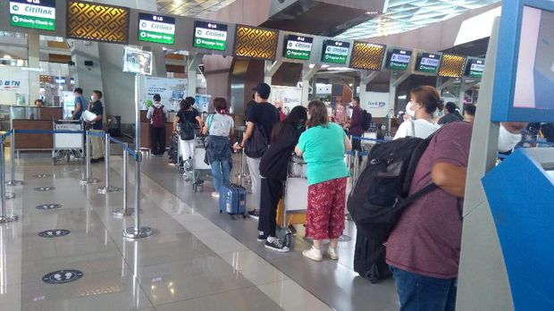 Antrean penumpang di Bandara Soekarno-Hatta (Foto: Adhyasta Dirgantara/detikcom)