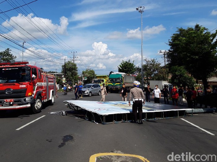 Baliho roboh di Jalan Solo-Semarang, Boyolali, Rabu (23/12/2020).