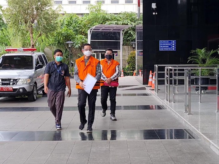 Bawa Dokumen, Juliari Batubara Jalani Pemeriksaan Perdana Kasus Suap Bansos