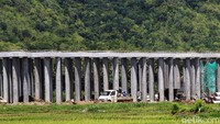 Proyek pembangunan jalur kereta bandara tersebut menghabiskan dana kisaran Rp 1,1 Triliun.  
