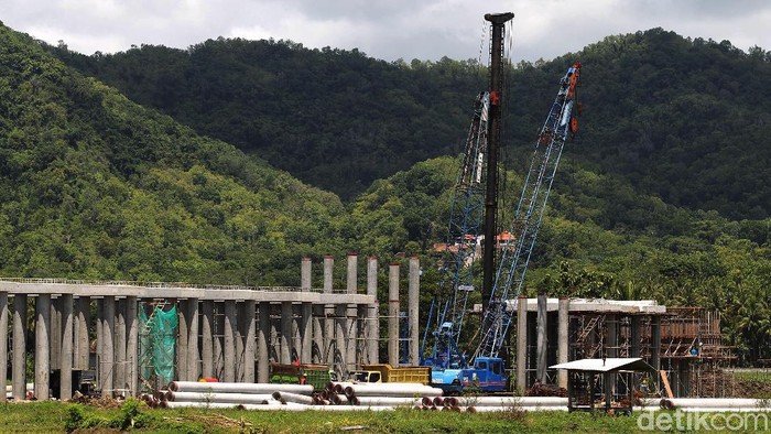 Pekerja menyelesaikan proyek pembangunan jalur kereta bandara YIA di Temon, Kulonprogo, Yogyakarta, Rabu (23/12/2020).