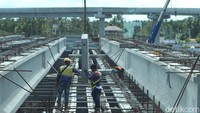 Proses pembangunan jalur KA Bandara YIA memasuki konstruksi struktur elevated, pemasangan pilar, dan pondasi rel.  