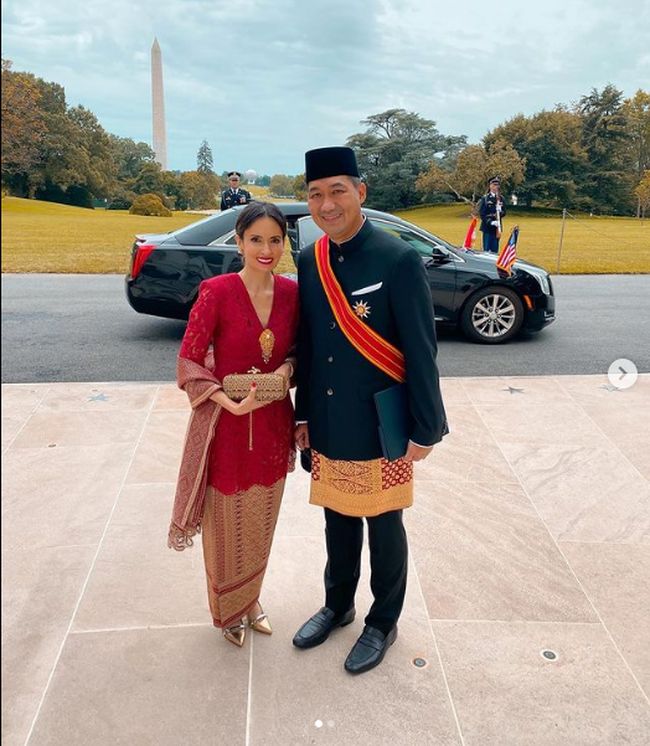 U sikish uchun oyoqlarini yoydi