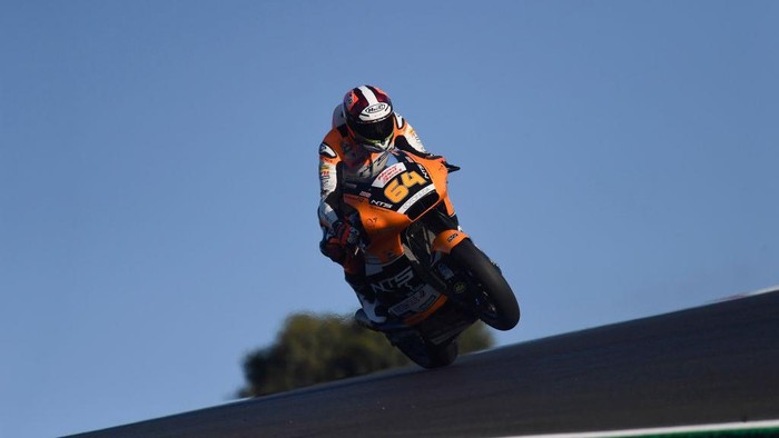 PORTIMAO, PORTUGAL - NOVEMBER 21: Bo Bendsneyder of Dutch and NTS RW Racing GP lifts the front  wheel during the qualifying for the MotoGP of Portugal at Algarve Motor Park on November 21, 2020 in Portimao, Portugal. (Photo by Mirco Lazzari gp/Getty Images)