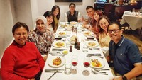 Makanan Italia juga jadi kegemaran BGS. Ia dan keluarganya menyantap tiram, calamari, carpaccio, gnocchi, sampai daging iga panggang. Foto: Instagram budigsadikin