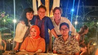 Seperti ini potret bahagia keluarga BGS usai makan malam. Mereka menikmati makanan buatan chef Amerika dengan jenis hidangan yang sangat beragam. Foto: Instagram budigsadikin