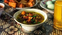 Masih dalam tema kuliner Yogyakarta yang enak, BGS juga mampir makan soto. Pilihannya jatuh pada Soto Ayam Miroso. Foto: Instagram budigsadikin