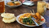 Pertengahan 2019, BGS mampir sarapan pagi di warung pecel di Yogyakarta. Namanya SGPC Bu Wiryo yang merupakan favoritnya. Foto: Instagram budigsadikin