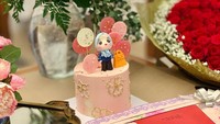 Kue manis ini merupakan persembahan BGS untuk istrinya yang tengah ulang tahun. Ia juga tampak menyiapkan buket bunga yang cantik. Foto: Instagram budigsadikin