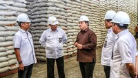 Ini momen BGS mendampingi Erick Thohir ketika mengunjungi gudang beras di Kelapa Gading. Salah satu gudang terbesar Bulog di Indonesia yang bisa menampung ratusan ribu ton beras, tulis BGS pada 8 Maret 2020. Foto: Instagram budigsadikin