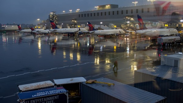 Bandara LaGuardia, AS di peringkat ketiga dengan persentase pembatalan penerbangan sebesar 7% (Foto: CNN)
