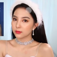 Ingin mengikuti penampilan cantik Irene Red Velvet di video klip Psycho? Kamu bisa menonton tutorial dari Divienna sebagai referensinya. Makeup bernuansa cokelat yang tidak berat ini dapat ditiru untuk para pemula.Foto: Instagram/YouTube Devienna