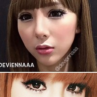 Sejak awal membuat tutorial di akun Devienna Makeup, selebgram ini memang sudah sering mengikuti gaya artis Korea. Salah satu look khas KPop yang di-recreate di awal-awal adalah Park Bom 2ne1. Menerapkan riasan mata yang lebih berat, Devienna tampak berbeda.Foto: Instagram/YouTube Devienna