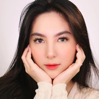 Selebgram Devienna cukup sering mengunggah tutorial makeup ala artis Korea. Kamu yang ingin belajar mengikuti gaya rias khas Korea, terutama para idolnya patut melirik video-video Devienna. Foto: Instagram/YouTube Devienna