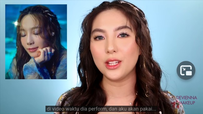 Artis KPop lain yang gaya makeup-nya pernah diikuti Devienna adalah Taeyeon SNSD. Kali ini wanita yang juga berprofesi sebagai makeup artist tersebut menampilkan riasan yang glittery dan bersinar. Cocok diterapkan saat acara siang.Foto: Instagram/YouTube Devienna