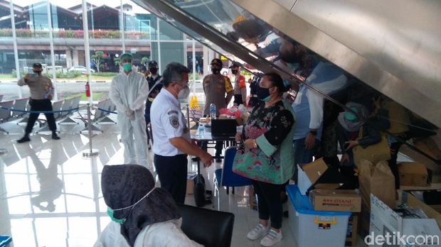 Dirjen Perhubungan Udara Kementerian Perhubungan Novie Riyanto mengecek Bandara Soekarno-Hatta (Adhyasta Dirgantara/detikcom)