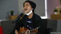 Karena mungkin sekarang ini banyak orang yang hampir putus asa, merasa nggak ada harapan. Ajakan biar tetap semangat juga, kata Danes. Foto: Muhammad Ridho