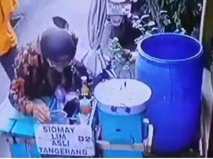 Duh! Chef hingga Pelayan Restoran Ini Tega Ludahi Makanan Pembeli