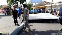 Robohnya baliho terjadi sekitar pukul 14.00 WIB tadi. Saat kejadian, tuturnya, cuaca cerah dan tidak ada angin kencang.
