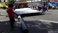 Baliho itu berukuran sekitar 4x6 meter dan ketinggiannya sekitar 10 meter. Tampak tiang besi baliho patah pada bagian sambungan tiangnya.