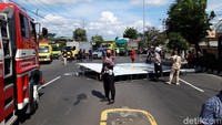 Baliho yang ambruk dan menutup setengah badan jalan. Akibatnya jalan Solo-Semarang dari kedua arah, sempat tersendat. Petugas dari Satlantas Polres Boyolali dan BPBD Boyolali segera datang ke lokasi.