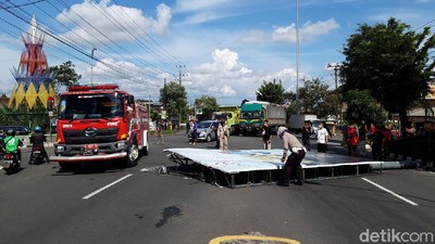 Foto-foto Baliho Raksasa yang Roboh di Boyolali