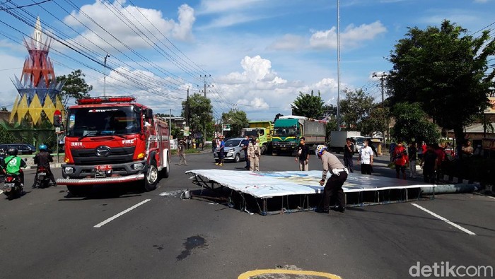Foto-foto Baliho Raksasa yang Roboh di Boyolali Sebuah baliho berukuran besar tiba-tiba roboh ke tengah jalan raya Solo-Semarang di Kabupaten Boyolali, Jawa Tengah.