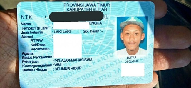 Copot dulu bisa kali topinya. Pakai topi seumur hidup kan jadinya. Foto: Twitter/@masrevv