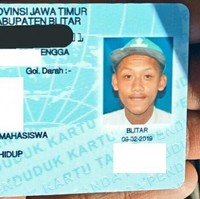 Copot dulu bisa kali topinya. Pakai topi seumur hidup kan jadinya. Foto: Twitter/@masrevv