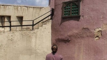 Warna pakaian dan tembok sama. Foto: Brightside