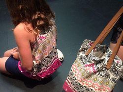 Kocak! Ketika Orang Menyatu dengan Lingkungan Sekitarnya