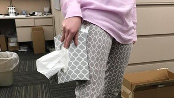 Celana dan kotak tisu semotif. Foto: Brightside