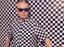 Kocak! Ketika Orang Menyatu dengan Lingkungan Sekitarnya