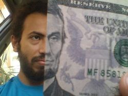 Kocak! Ketika Orang Menyatu dengan Lingkungan Sekitarnya