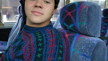 Sweaternya menyatu dengan jok kursi mobil.  Foto: Brightside