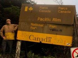 Kocak! Ketika Orang Menyatu dengan Lingkungan Sekitarnya