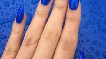 Cat kukunya menyatu dengan warna mobil. Foto: Brightside