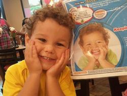 Kocak! Ketika Orang Menyatu dengan Lingkungan Sekitarnya