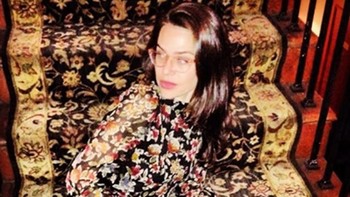 Pakaiannya menyatu dengan motif karpet. Foto: Brightside