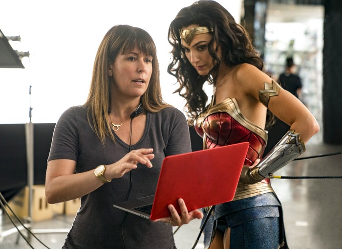 Gal Gadot dan Patty Jenkins This image released by Warner Bros. Entertainment shows director Patty Jenkins, left, with actress Gal Gadot on the set of Wonder Woman 1984. (Clay Enos/Warner Bros. Entertainment via AP)