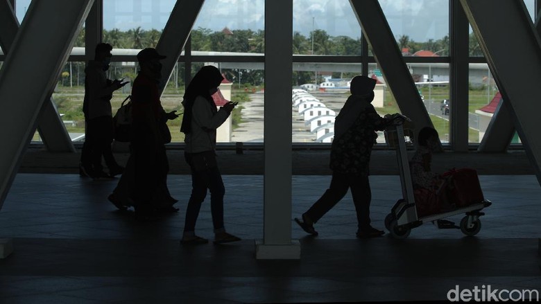 Geliat Bandara YIA Yogyakarta Jelang Liburan Nataru 2021 PT Angkasa Pura I memprediksi kenaikan jumlah penumpang pada liburan Nataru 2021 sebesar 25 persen. Atau berkisar 10 ribu orang penumpang setiap harinya.