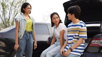 Ari Irham berperan di antara tiga perempuan dalam film ini. (dok.Visinema Pictures)