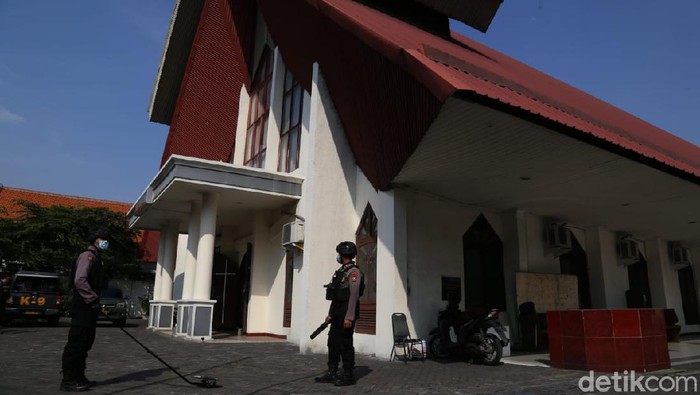 Petugas gabungan melakukan sterilisasi gereja di Surabaya menjelang misa Natal. Petugas tersebut dari Polres Pelabuhan Tanjung Perak, TNI dan juga Pemkot Surabaya.