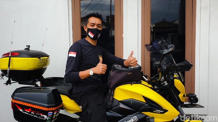 Bambang Sukmana (44), seorang warga Kota Cimahi, bakal bertolak ke Mekkah menunaikan ibadah haji menggunakan motor alias solo riding.